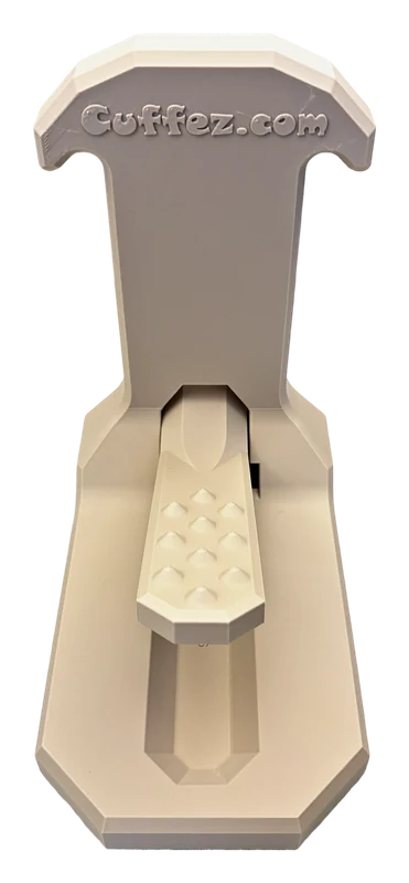 Cuffez in Sand, seen from the front with the arm closed.